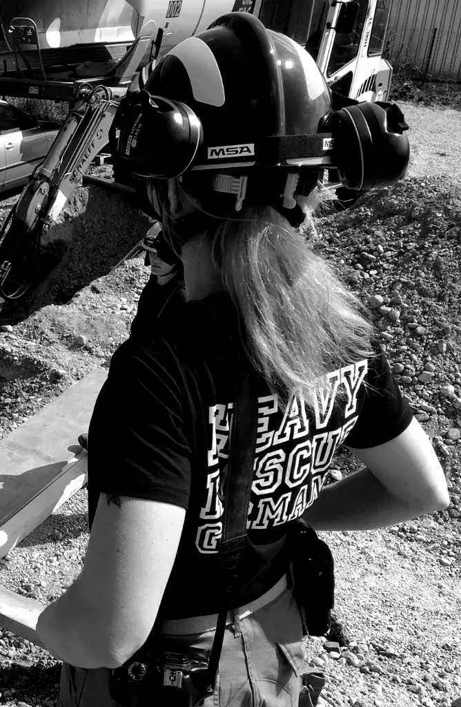Tanja-im-T-Shirt-shop.webp