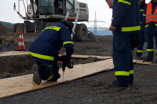 Verschrauben Bodenplatten