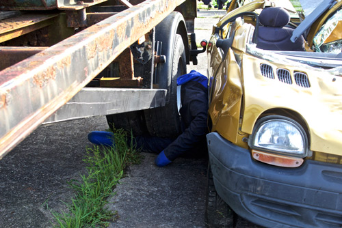 Lage: person unter LKW-Rad und eingeklemmt