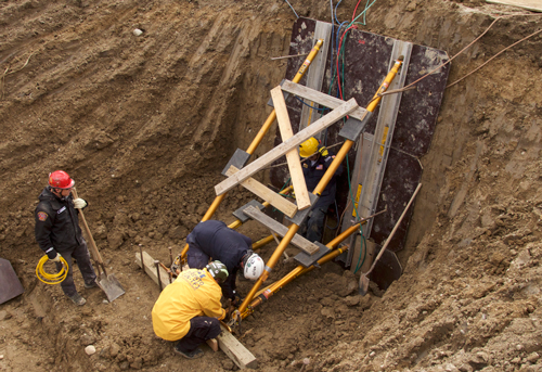 [Version "unten": Abgraben und Einsetzen weiterer Tafeln unterhalb / Version 1: Excavation and installation of further panels below]